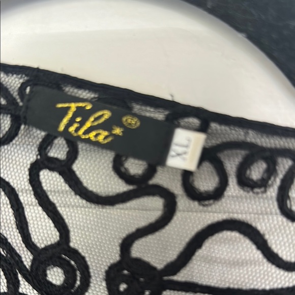 Elegant Black Lace Cape Jacket - Picture 2 of 5